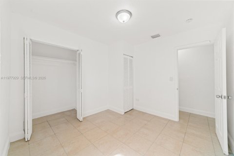 House in North Miami Beach, Florida 2 bedrooms № 2044539 - photo 13