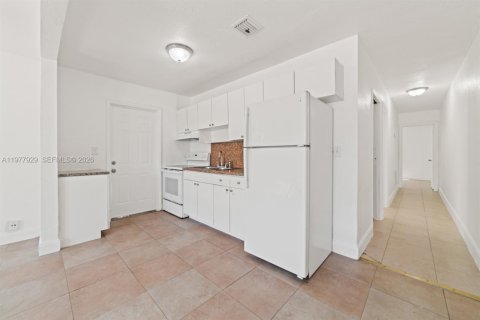 House in North Miami Beach, Florida 2 bedrooms № 2044539 - photo 6