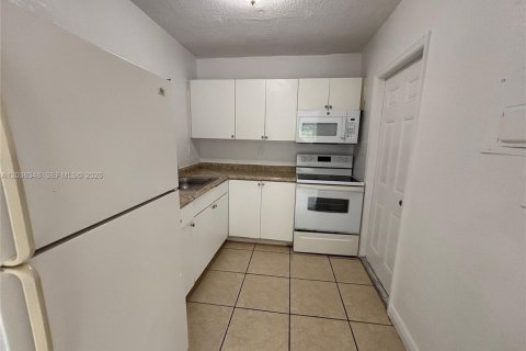 Appartement à louer à Miami, Floride: 2 chambres, 447.6 m2 № 2084284 - photo 1