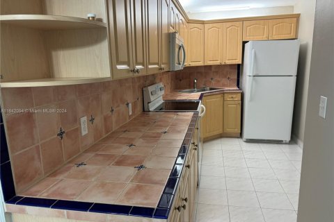 Condo in Miami Beach, Florida, 1 bedroom  № 1867676 - photo 10