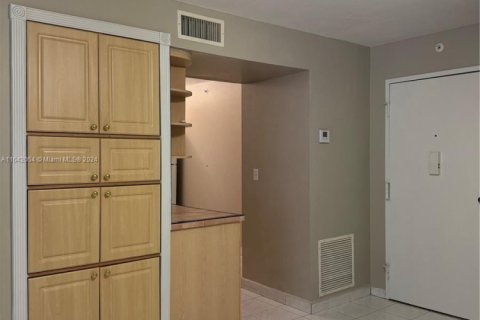 Condo in Miami Beach, Florida, 1 bedroom  № 1867676 - photo 11