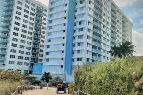 Condo in Miami Beach, Florida, 1 bedroom  № 1867676 - photo 1