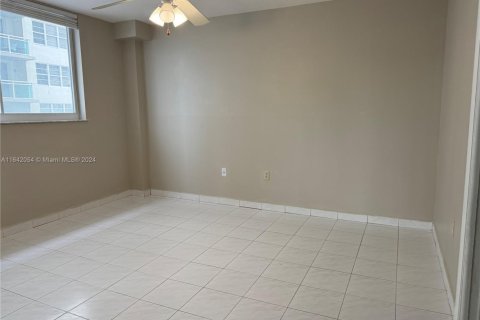 Condo in Miami Beach, Florida, 1 bedroom  № 1867676 - photo 14