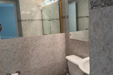 Condo in Miami Beach, Florida, 1 bedroom  № 1867676 - photo 15