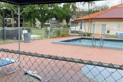 Condominio en alquiler en Lauderdale Lakes, Florida, 1 dormitorio, 65.5 m2 № 1978572 - foto 10