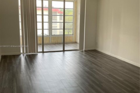 Condominio en alquiler en Lauderdale Lakes, Florida, 1 dormitorio, 65.5 m2 № 1978572 - foto 22