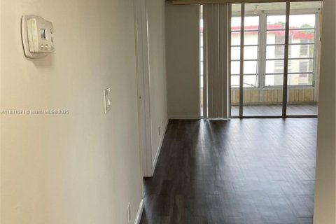 Condominio en alquiler en Lauderdale Lakes, Florida, 1 dormitorio, 65.5 m2 № 1978572 - foto 16