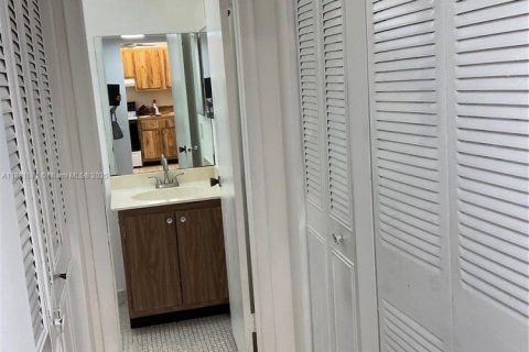 Condominio en alquiler en Lauderdale Lakes, Florida, 1 dormitorio, 65.5 m2 № 1978572 - foto 27