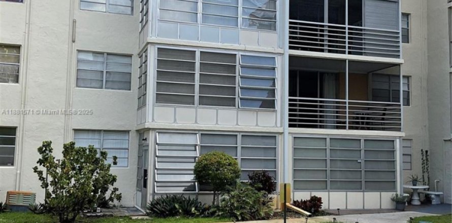 Condominio en Lauderdale Lakes, Florida, 1 dormitorio  № 1978572