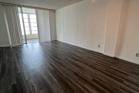 Condominio en alquiler en Lauderdale Lakes, Florida, 1 dormitorio, 65.5 m2 № 1978572 - foto 17