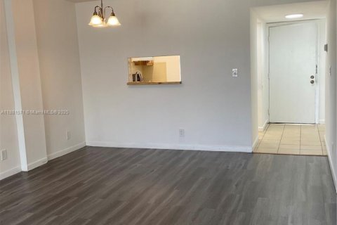 Condominio en alquiler en Lauderdale Lakes, Florida, 1 dormitorio, 65.5 m2 № 1978572 - foto 18