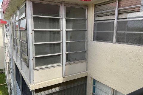 Condominio en alquiler en Lauderdale Lakes, Florida, 1 dormitorio, 65.5 m2 № 1978572 - foto 2