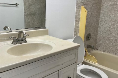 Condominio en alquiler en Lauderdale Lakes, Florida, 1 dormitorio, 65.5 m2 № 1978572 - foto 26