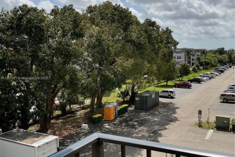 Condominio en alquiler en Lauderdale Lakes, Florida, 1 dormitorio, 65.5 m2 № 1978572 - foto 5