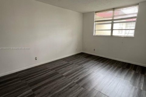 Condominio en alquiler en Lauderdale Lakes, Florida, 1 dormitorio, 65.5 m2 № 1978572 - foto 14