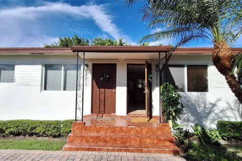 House in Miami, Florida 3 bedrooms, 166.67 sq.m. № 1944150 - photo 10