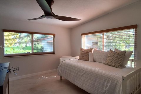 House in Miami, Florida 3 bedrooms, 166.67 sq.m. № 1944150 - photo 5