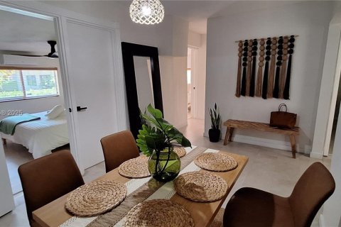 House in Miami, Florida 3 bedrooms, 166.67 sq.m. № 1944150 - photo 3