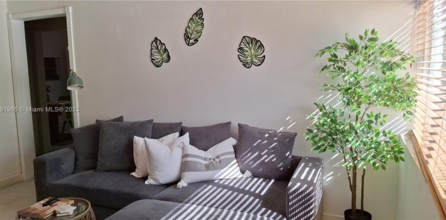 House in Miami, Florida 3 bedrooms, 166.67 sq.m. № 1944150