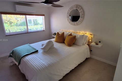 House in Miami, Florida 3 bedrooms, 166.67 sq.m. № 1944150 - photo 4