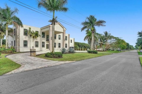 House in Plantation, Florida 9 bedrooms, 777.41 sq.m. № 2242818