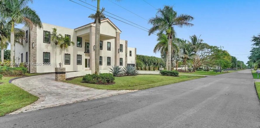Casa en Plantation, Florida 9 dormitorios, 777.41 m2 № 2242818