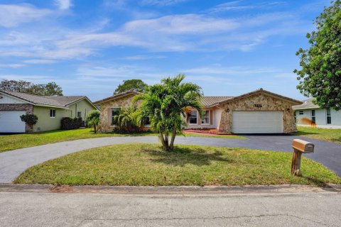 House in Coral Springs, Florida 3 bedrooms, 195.65 sq.m. № 1100187 - photo 1