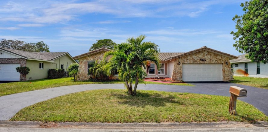 House in Coral Springs, Florida 3 bedrooms, 195.65 sq.m. № 1100187