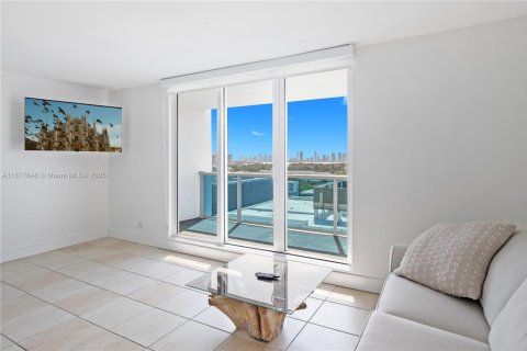 Снять в аренду кондоминиум в Майами-Бич, Флорида 55.74м2, № 1774337 - фото 1