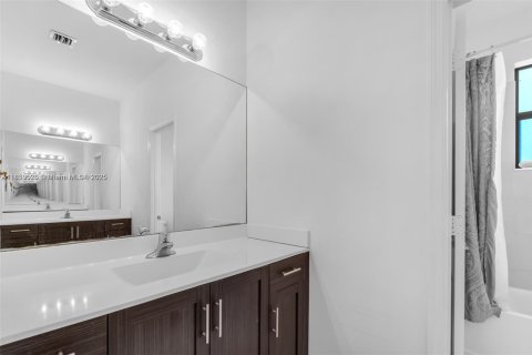 House in Homestead, Florida 4 bedrooms, 252.69 sq.m. № 1887193 - photo 18