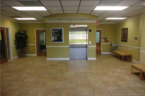 Propiedad comercial en alquiler en Dade City, Florida, 176.51 m2 № 584333 - foto 12