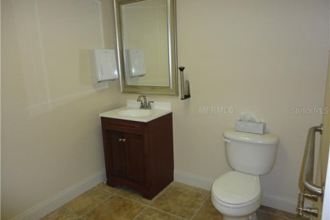Propiedad comercial en alquiler en Dade City, Florida, 176.51 m2 № 584333 - foto 16
