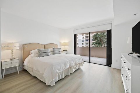 Condo in Bal Harbour, Florida, 2 bedrooms  № 2086637 - photo 20