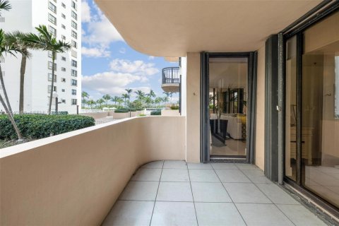 Condo in Bal Harbour, Florida, 2 bedrooms  № 2086637 - photo 22