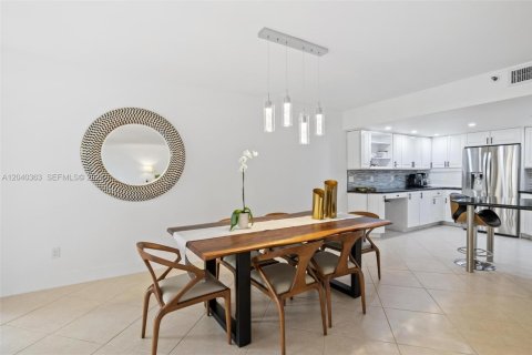 Condo in Bal Harbour, Florida, 2 bedrooms  № 2086637 - photo 9
