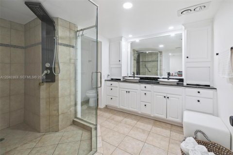 Condo in Bal Harbour, Florida, 2 bedrooms  № 2086637 - photo 25