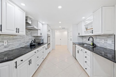Condo in Bal Harbour, Florida, 2 bedrooms  № 2086637 - photo 14