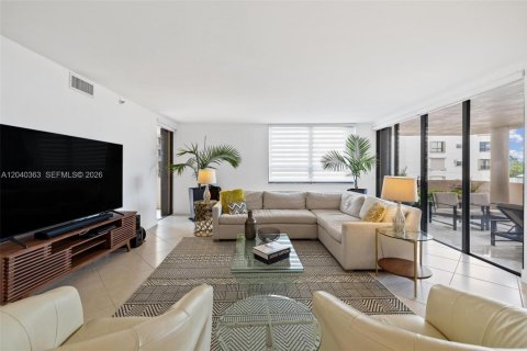 Condo in Bal Harbour, Florida, 2 bedrooms  № 2086637 - photo 4