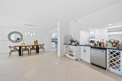 Condo in Bal Harbour, Florida, 2 bedrooms  № 2086637 - photo 7
