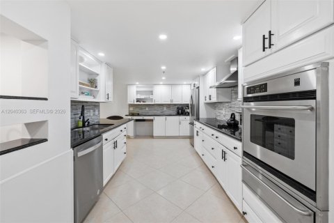 Condo in Bal Harbour, Florida, 2 bedrooms  № 2086637 - photo 15