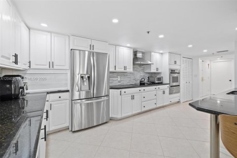 Condo in Bal Harbour, Florida, 2 bedrooms  № 2086637 - photo 13