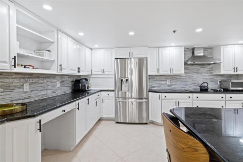 Condo in Bal Harbour, Florida, 2 bedrooms  № 2086637 - photo 10