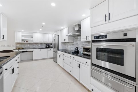 Condo in Bal Harbour, Florida, 2 bedrooms  № 2086637 - photo 16