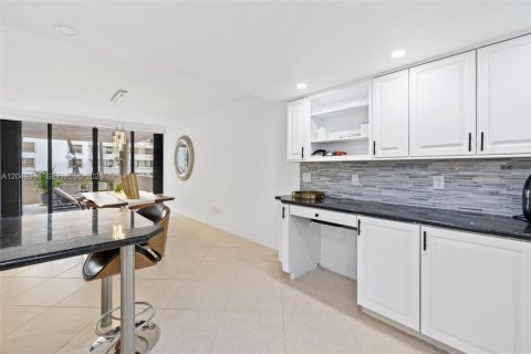 Condo in Bal Harbour, Florida, 2 bedrooms  № 2086637 - photo 11