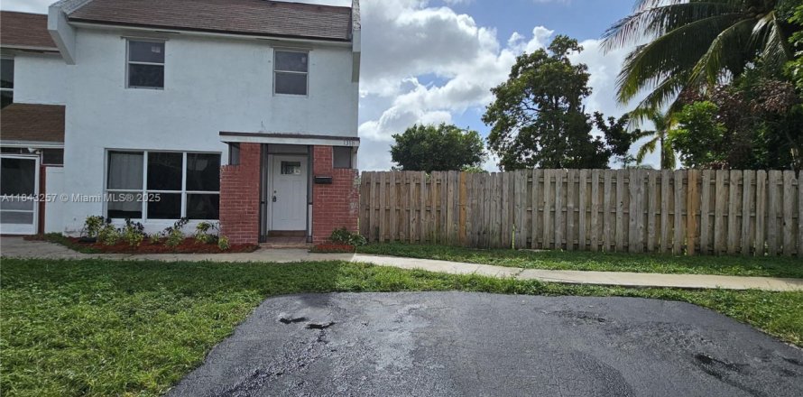 Adosado en North Lauderdale, Florida 4 dormitorios, 128.21 m2 № 1847703