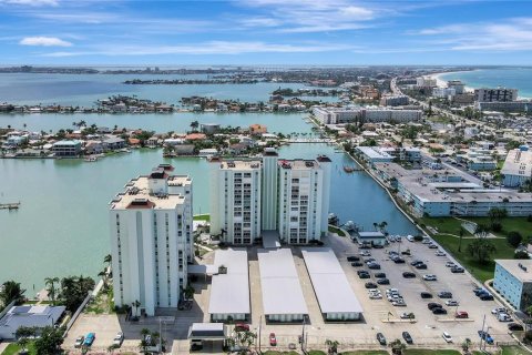 Condominio en venta en Saint Pete Beach, Florida, 2 dormitorios, 105.07 m2 № 2092290 - foto 27
