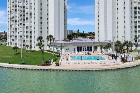 Condominio en venta en Saint Pete Beach, Florida, 2 dormitorios, 105.07 m2 № 2092290 - foto 25