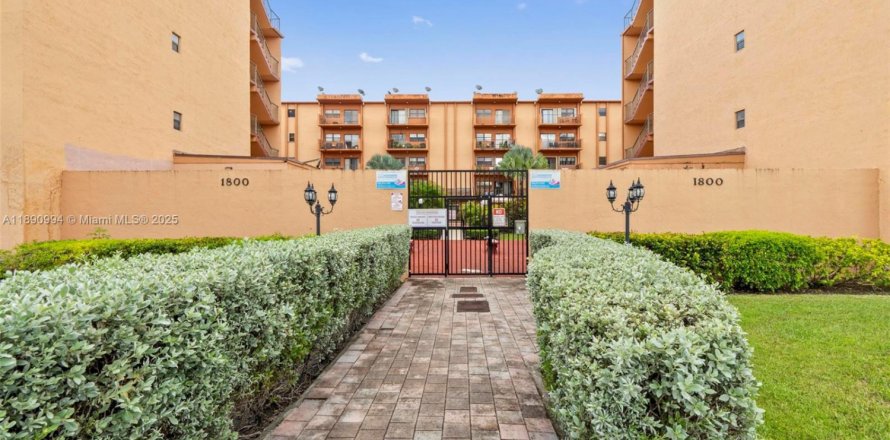 Condominio en Hialeah, Florida, 3 dormitorios № 1943768