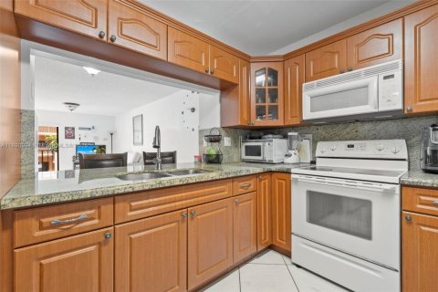 Condominio en venta en Hialeah, Florida, 3 dormitorios, 120.4 m2 № 1943768 - foto 9