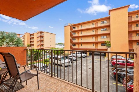Condominio en venta en Hialeah, Florida, 3 dormitorios, 120.4 m2 № 1943768 - foto 25